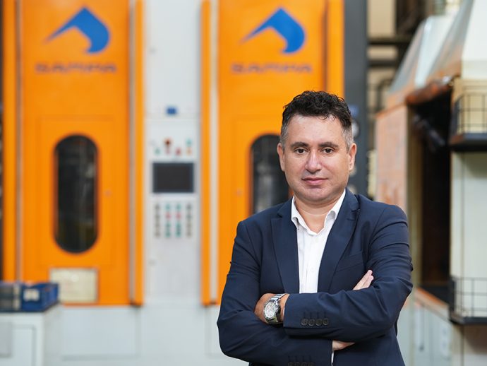 Kudret Dedek COO Business Unit Manager de SAMPA explica el proceso de fabricación de fuelles de suspensión SAMPA para vehículos industriales