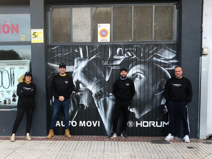 taller Auto Movi SL persiana personalizada por artista urbano Xolaka gracias a iniciativa HORUM con el Arte de PRO Service